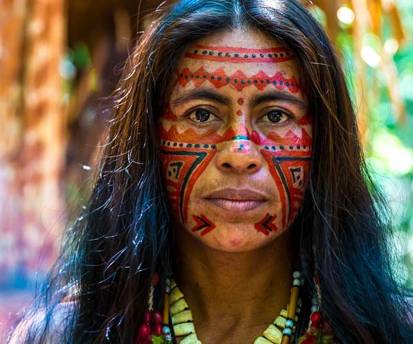 Grupos indígenas, vivendo no meio da natureza no século XXI