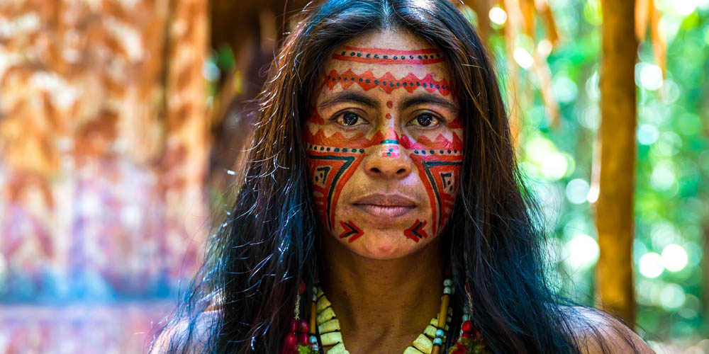 Grupos indígenas, vivendo no meio da natureza no século XXI